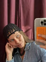 Gorro tipo casquete tejido al crochet en algodón color negro, con detalles de piedras al tono.