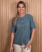 Cardigan de punto color tostado, de manga corta y cuello redondo, con cierre frontal de botones y diseño texturizado.