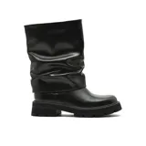 Bota de caña media con diseño 2 en 1, confeccionada en cuero sintético negro. Presenta una caña holgada con efecto arrugado y una suela track robusta de goma.