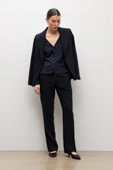 Cardigan abotonado negro de punto fino, con escote en V y cierre frontal de botones metálicos.