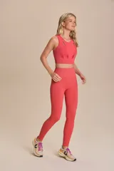 Calza larga de lycra color coral, de compresión media, sin costuras y con textura acanalada.