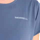 Remera deportiva de manga corta Merrell, color azul grisáceo, con cuello redondo y logo estampado en el pecho. Confeccionada en tejido técnico transpirable con tecnología de secado rápido y protección UV.