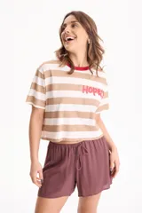 Remera cropped de algodón con diseño a rayas horizontales en tonos beige y blanco, cuello redondo rojo y estampado lateral con la palabra "Hope" y una flor.