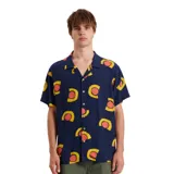 Camisa de manga corta azul con estampado de soles amarillos y naranjas.