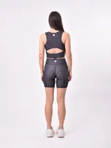 Top deportivo estampado con cuello redondo y espalda deportiva.