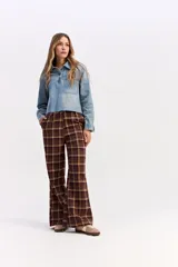 Camisa de jean con efecto lavado, cuello clásico, cartera de botones y bolsillo frontal. Presenta un corte cropped con ruedo desflecado.
