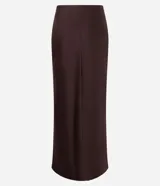 Pollera recta modelo new midi, confeccionada en satén negro sin estampado y con cintura elástica.