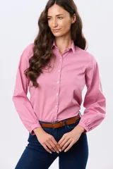 Camisa de manga larga con estampado a cuadros vichy en color rojo y blanco, cuello camisero, cierre frontal con botones y puños con frunces.