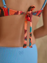 Bombacha de bikini de tiro alto, confeccionada en tejido texturizado a rayas verticales en color celeste, con costuras en contraste.