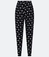 Pantalón de pijama negro con estampado de estrellas blancas, cintura elastizada con cordón ajustable y tobillos ajustados.
