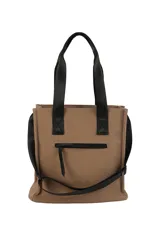 Bolso tipo tote color marrón, con diseño minimalista y moderno. Cuenta con asas de mano negras, correa ajustable para el hombro y un bolsillo frontal con cierre.