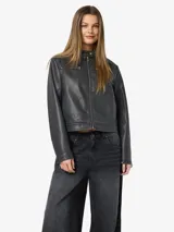 Campera estilo racer de cuero sintético con cuello alto, cierre frontal, bolsillos con cierre en el pecho y puños ajustables. Diseño moderno con acabado engomado y forro interior.