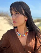 Collar corto con cuentas de vidrio de murano, cerámica, perlas sintéticas y bolitas de acero quirúrgico. Se cierra con cadena de acero quirúrgico y ganchito para regular el largo.