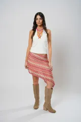 Minifalda asimétrica de crochet con diseño de ondas en tonos rojo, rosa y beige.