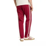 Pantalón deportivo Adidas de la selección española de fútbol, color bordó con las icónicas tres tiras blancas laterales y logo del trébol en la pierna. Presenta cintura elástica y escudo de la federación en el frente.