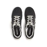 Sneaker de perfil bajo con diseño retro, confeccionada en una combinación de gamuza y malla. Presenta una suela de goma con diseño texturizado y un detalle lateral distintivo en forma de M.
