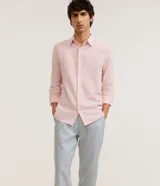 Pantalón de sastrería para hombre de corte recto, confeccionado en mezcla de lino y algodón. Posee trabillas en la cintura, cierre tradicional y bolsillos.