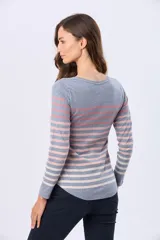 Remera de algodón de manga larga, con cuello redondo y botones frontales. Presenta un estampado de rayas horizontales en gris, rosado y blanco.