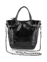 Cartera tipo tote bag plateada, con doble asa corta y correa de cadena extraíble.