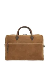 Maletín de suede marrón claro con asas cortas de cuero liso, bolsillo frontal con cierre y detalles metálicos en tono bronce.