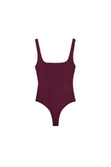 Body color vino tinto, de corte cavado, con escote cuadrado y tirantes anchos.