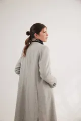 Tapado de lana gris con cuello mao y detalles en pana. Presenta un corte recto, bolsillos delanteros y tajos laterales para mayor comodidad.