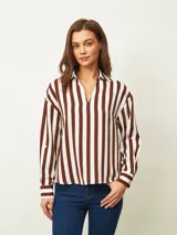 Blusa de manga larga con diseño de rayas verticales en color marrón y blanco, cuello camisero con escote en V y puños abotonados.
