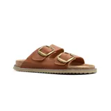 Sandalias bajas de cuero color beige con doble tira y hebillas metálicas doradas.