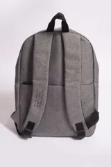 Mochila azul con logo bordado, bolsillos externos y bolsillo escondido al dorso con cierre.