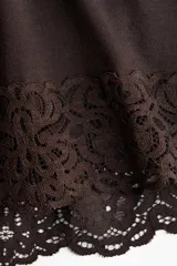 Vestido corto de punto de viscosa suave, color marrón, con escote redondo, mangas largas y detalle de ribete de encaje en el bajo.