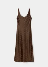 Vestido largo de fiesta con diseño recto y cuello escotado. Confeccionado en tejido satinado con efecto arrugado y adornado con pequeños cristales distribuidos por toda la prenda. Presenta tirantes anchos y un corte sin mangas.