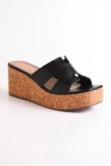 Sandalia dorada con plataforma de corcho y tiras cruzadas.