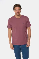 Remera básica de algodón color azul marino, de manga corta, con cuello redondo y logo bordado en el frente.