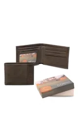 Billetera de cuero color marrón claro con diseño de triple pespunte horizontal y detalle de logo grabado en el lateral.