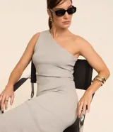Vestido midi negro de rib con un solo hombro.