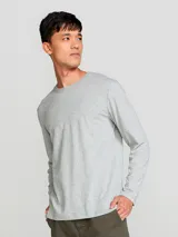 Remera básica de manga larga en color azul oscuro, con cuello redondo y corte recto.