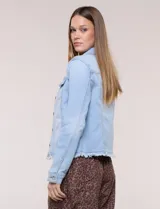 Campera de jean Baccini de color celeste claro, con cuello solapa, cierre frontal con botones metálicos, bolsillos en el pecho y ruedo con terminación desflecada.
