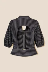 Camisa corta de popelina a rayas con mangas abullonadas, cuello solapa y cierre frontal con botón decorativo. Presenta un diseño con efecto plisado en el pecho y corte ajustado.