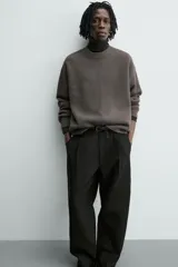 Jersey de punto con textura efecto pelo, corte relajado, cuello redondo y manga larga con acabados en rib.