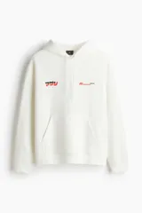 Canguro de algodón color blanco con capucha ajustable, bolsillo frontal tipo canguro y estampado gráfico en el pecho con texto en japonés y la leyenda Masashi 4x4.