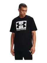 Remera Under Armour de manga corta y cuello redondo, confeccionada en una mezcla de algodón y poliéster. Presenta un estampado frontal con el logo de la marca sobre un fondo con diseño de camuflaje.