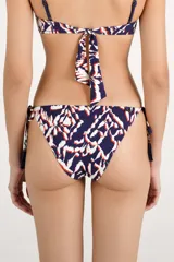 Calzón de bikini con tiras laterales ajustables y diseño estampado en tonos azul marino, blanco y rojo, decorado con borlas colgantes en los cordones.