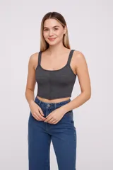 Top de bretel ancho confeccionado en viscosa, con diseño ajustado al cuerpo y escote redondo.