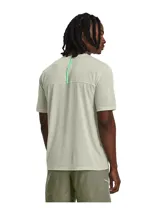 Remera deportiva de entrenamiento Under Armour, color verde claro con textura jaspeada. Presenta cuello redondo, mangas cortas y detalles de costuras en color verde neón en los hombros. Incluye el logo de la marca estampado en el centro del pecho.