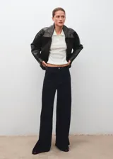 Pantalón de tiro alto confeccionado en tejido de pana con diseño wide leg. Cuenta con cierre de botón y cremallera, trabillas para cinturón y cinco bolsillos clásicos.