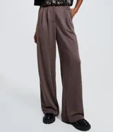 Pantalón wide leg de sastrería color gris con estampado de raya de tiza, tiro alto con cintura fija, pliegues delanteros y cierre frontal con botón y cremallera.