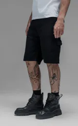 Bermuda de denim estilo carpintero con bolsillo lateral, confeccionada en algodón con efecto de desgaste y corte oversize.