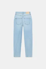 Pantalón jeans Z1975 de tiro alto y diseño mom fit, color azul claro con lavado desgastado, de corte tobillero y cinco bolsillos. Cierre frontal con cremallera y botón metálico.