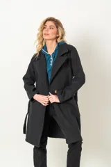 Tapado largo de paño negro, estilo recto, con solapas anchas y un botón dorado visible en el cierre frontal. Incluye un lazo de tela para ajustar a la cintura.