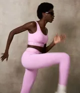 Legging deportiva de microfibra color lila, con cintura elástica ancha en contraste que presenta el texto Keep Mooving estampado.